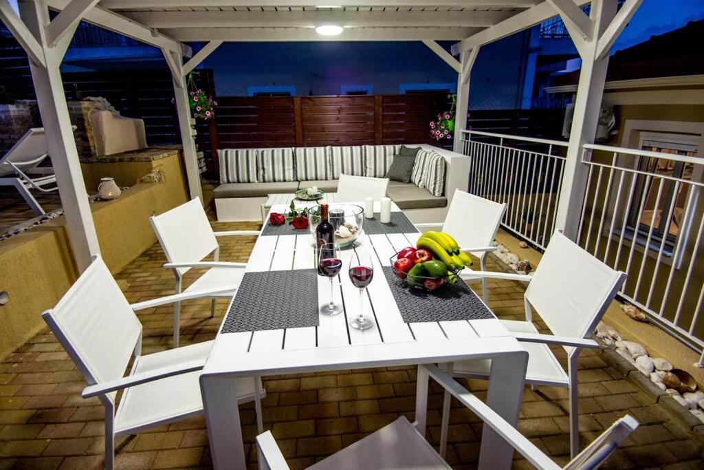 Avocado Villa Offering Peace And Relaxation 아르고스톨리온 외부 사진