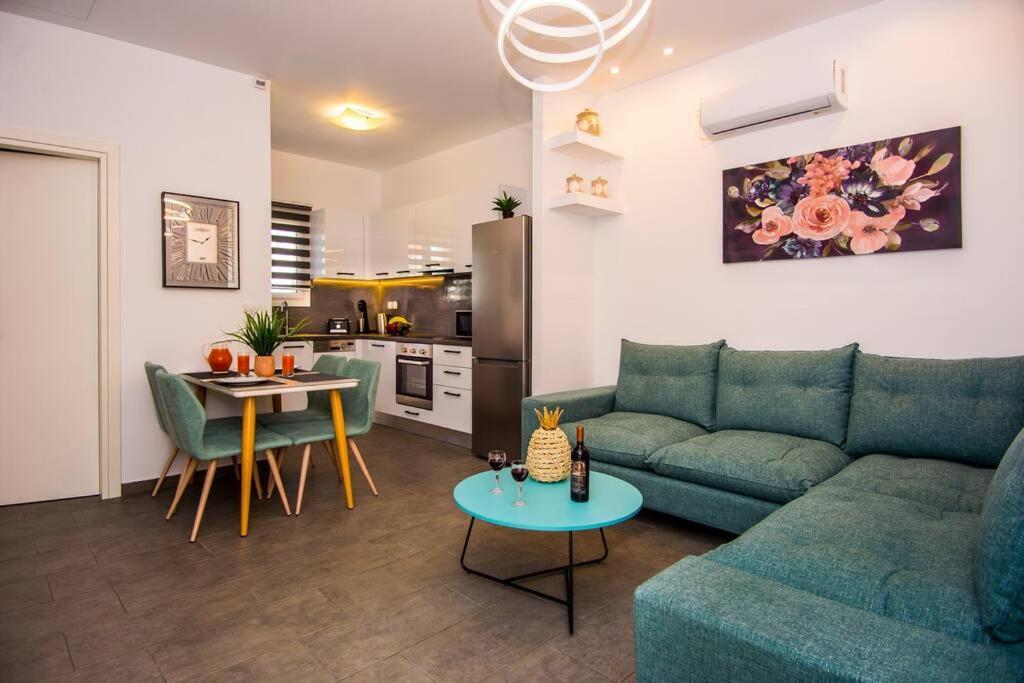 Avocado Villa Offering Peace And Relaxation 아르고스톨리온 외부 사진
